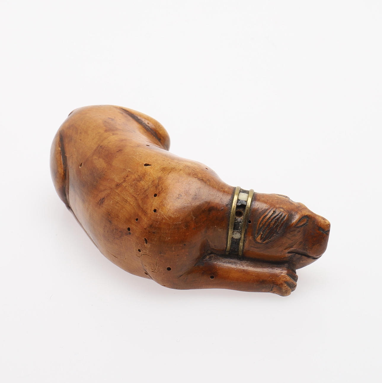 SNUFF BOX IN THE SHAPE OF A DOG.