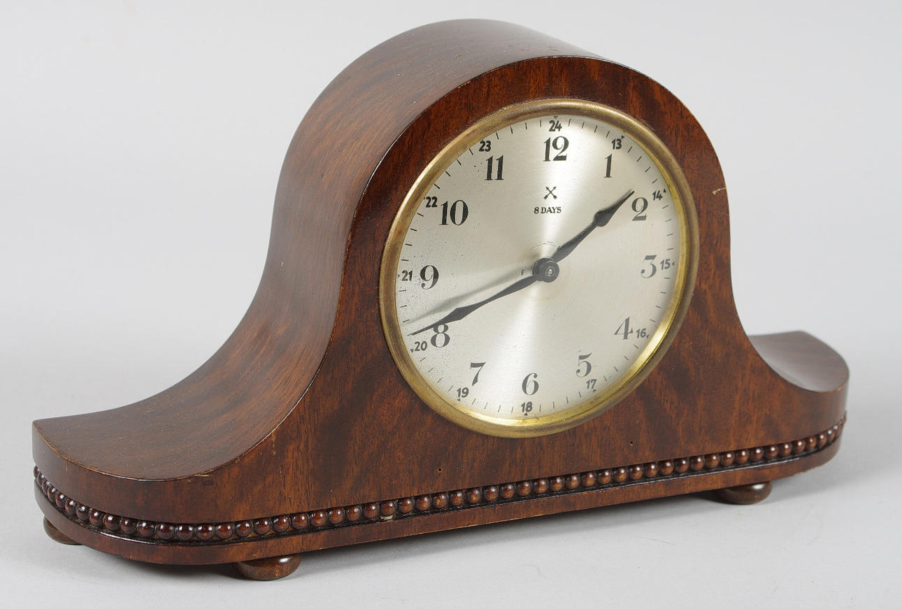 BORDSUR, 8 days, 1900-talets första hälft.