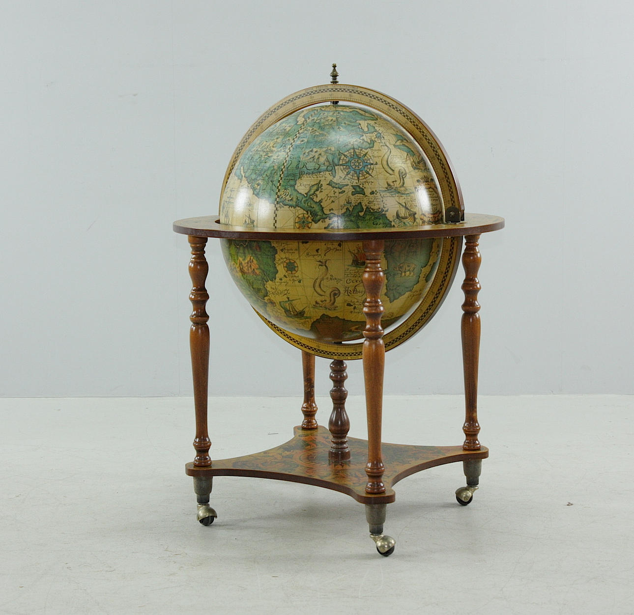 MUEBLE BAR en forma de globo, siglo XX.