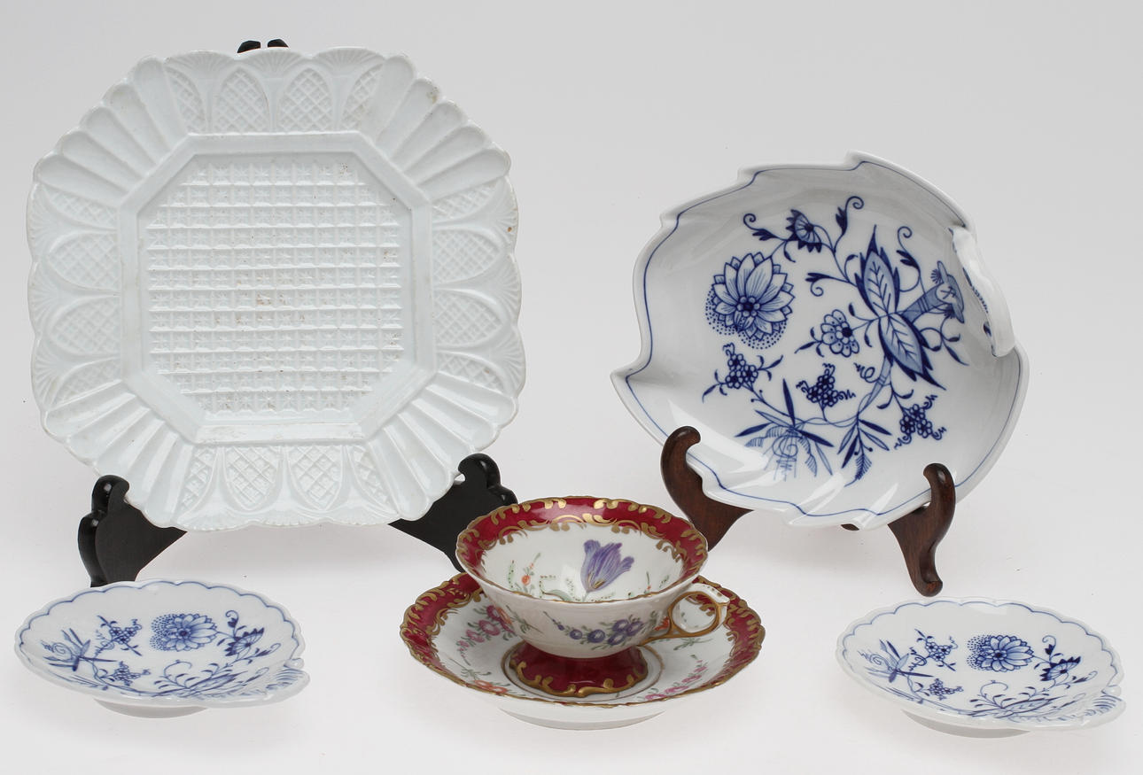 PARTI PORSLIN, 5 delar, bland annat Meissen m m samt VÄGGDEKORATIONER, 2 st, parian. 1900-tal.