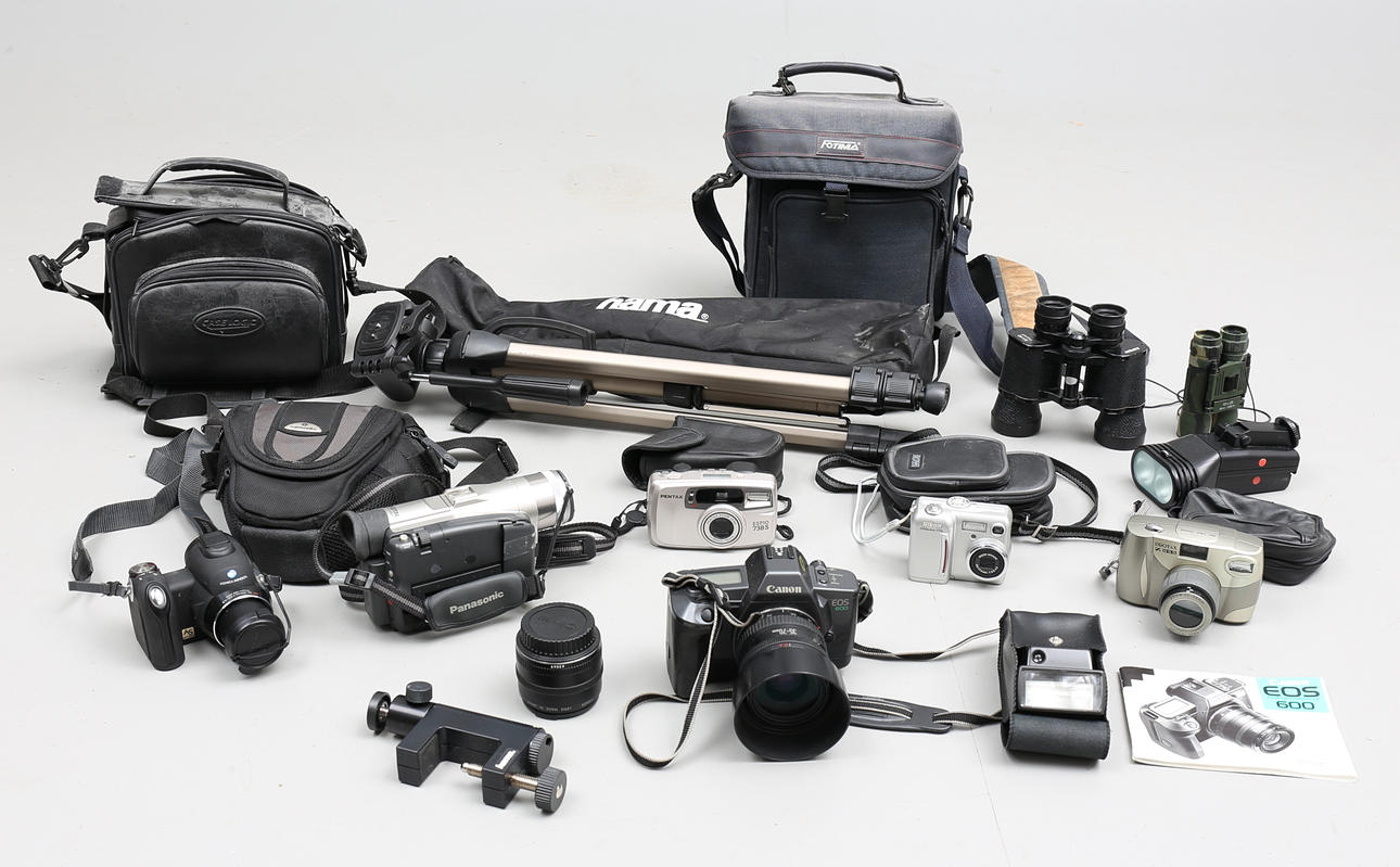 KAMEROR (6), med tillbehör, bl.a Canon, Nikon, Pentax m.m.