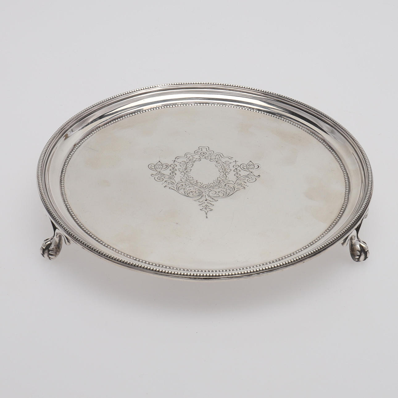 SALVER MED TRE FÖTTER.