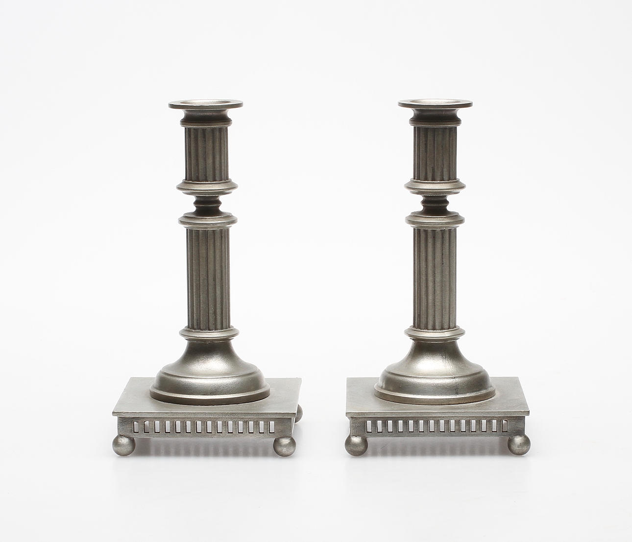 LJUSSTAKAR, ett par, Scandia Tenn, Karlshamn. Gustaviansk stil, 1900-tal.