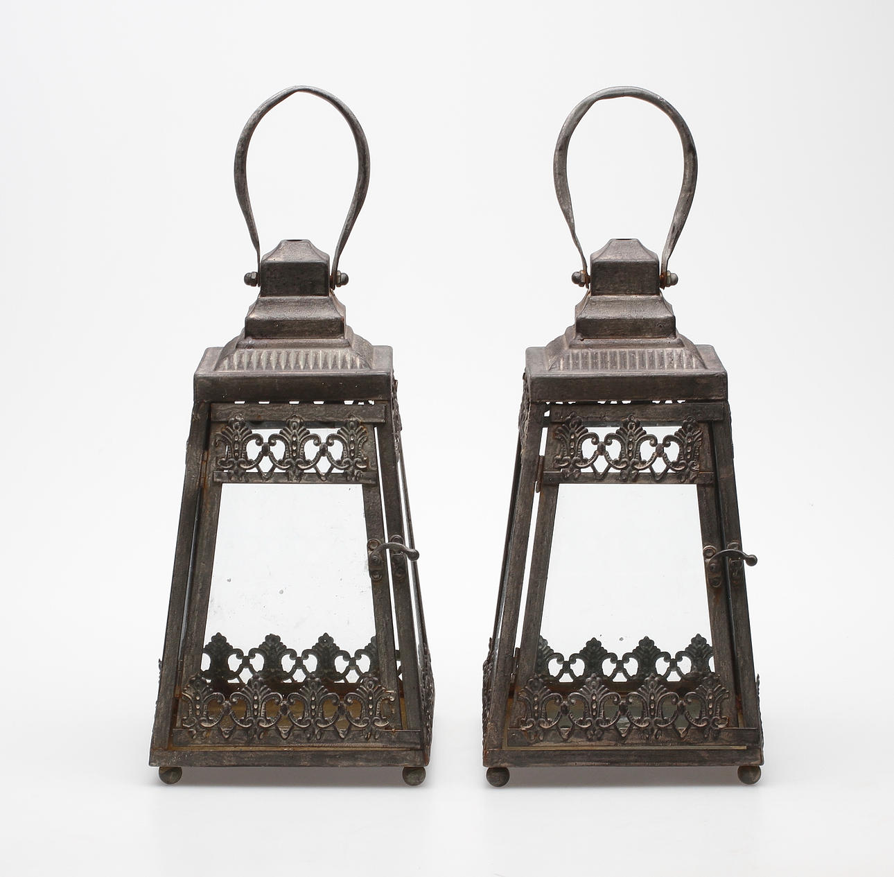 TRÄDGÅRDSLYKTOR, ett par, 1900-tal.