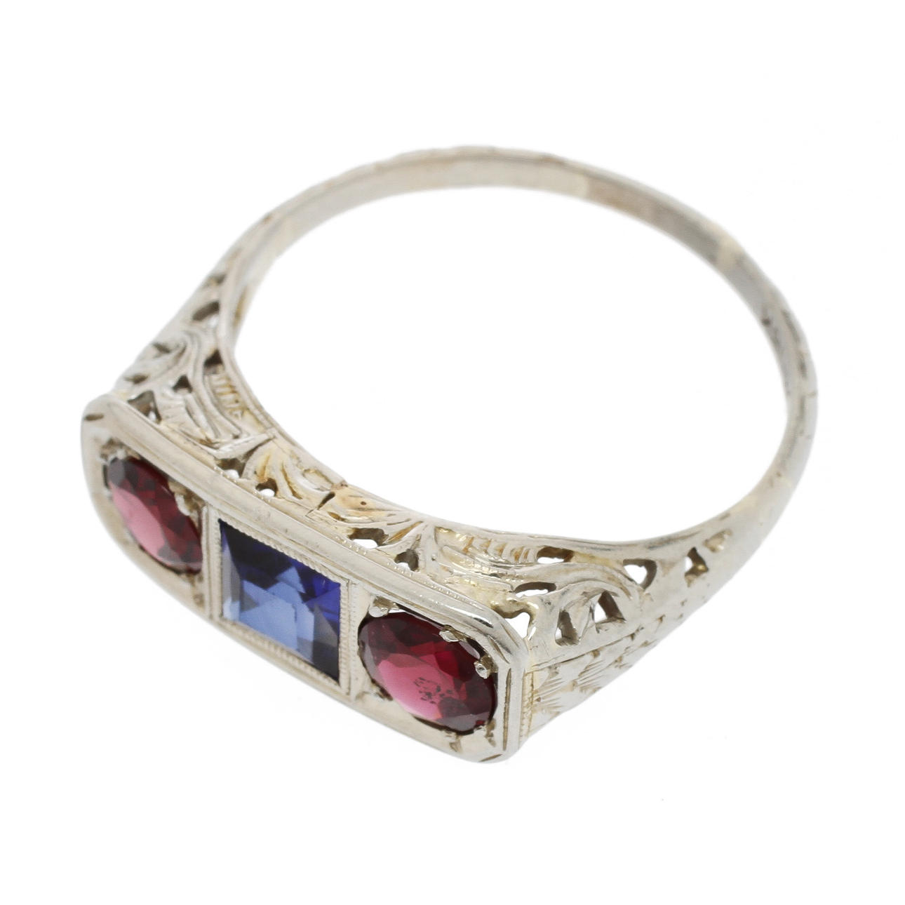 RING, 18k vitguld med syntetisk spinell och 2 granater, 3,6 gram.