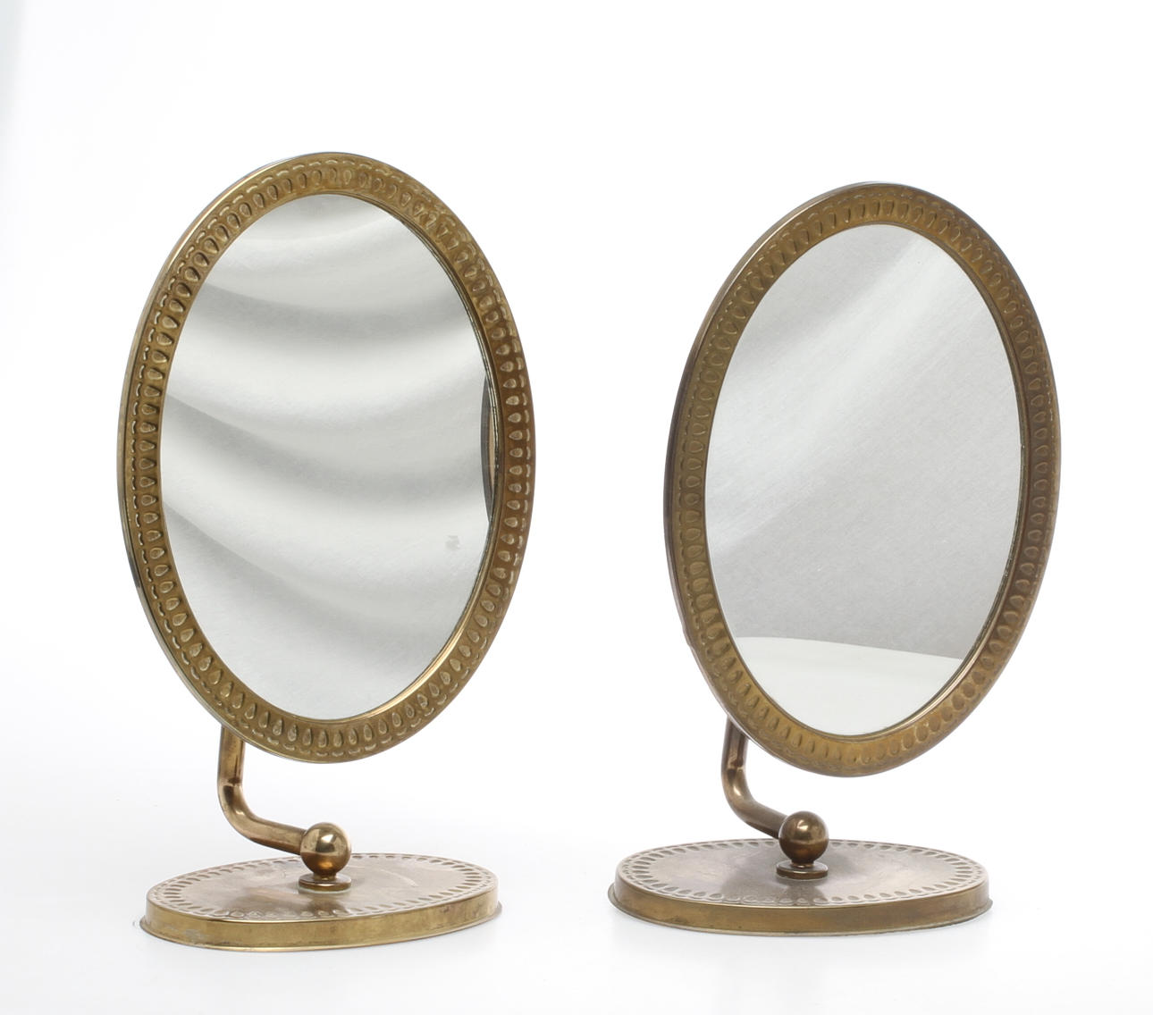 BORDSSPEGLAR, 2 st, "Titti", omkring 1900-talets mitt.