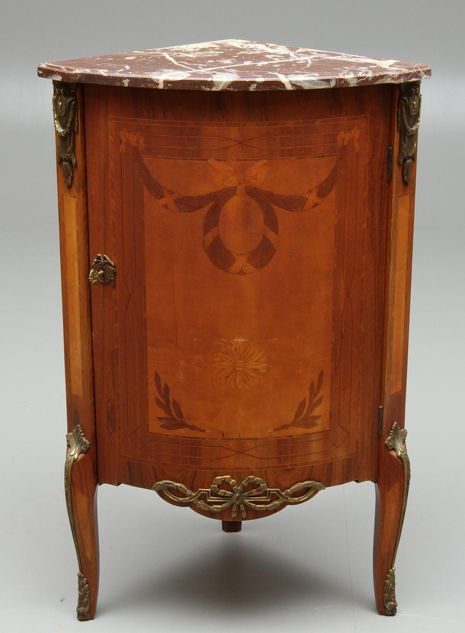 HÖRNSKÅP, med stenskiva, Louis XV-stil, 1900-tal.