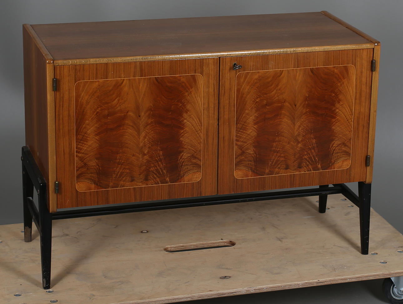 TV-BÄNK 1950-/60-tal, valnötsfanér, svärtade ben.