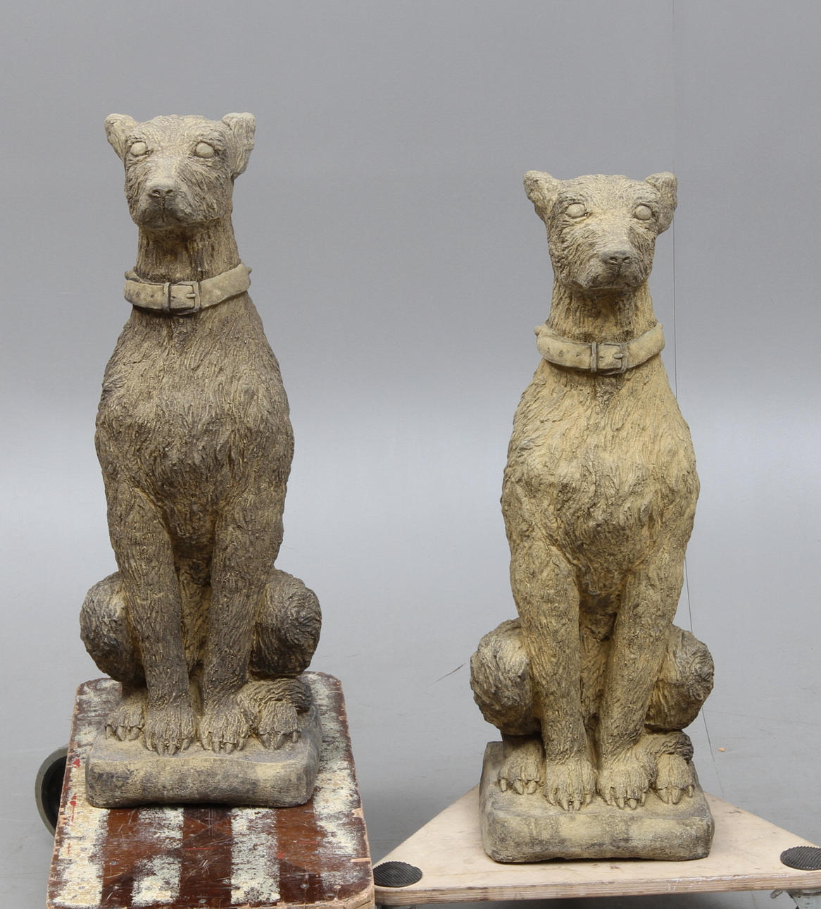 TRÄDGÅRDSSKULPTURER, ett par, stenmassa, Hundar, samtida.