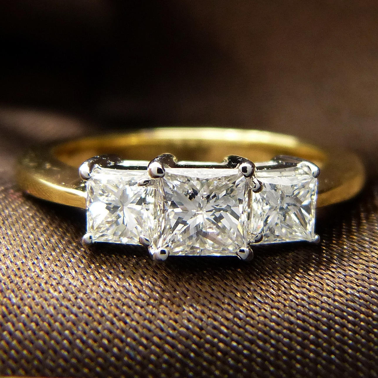 1.00CT PRINCESS-CUT DIAMANTRING.