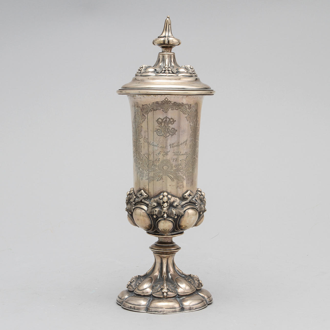 SILVERPOKAL med lock , 1878 enligt gravyr, 338g.