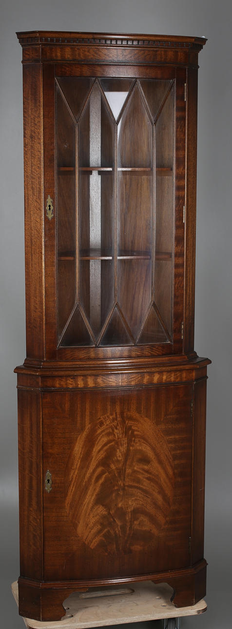 HÖRNSKÅP, mahognyfanér, 1900-talets andra hälft.