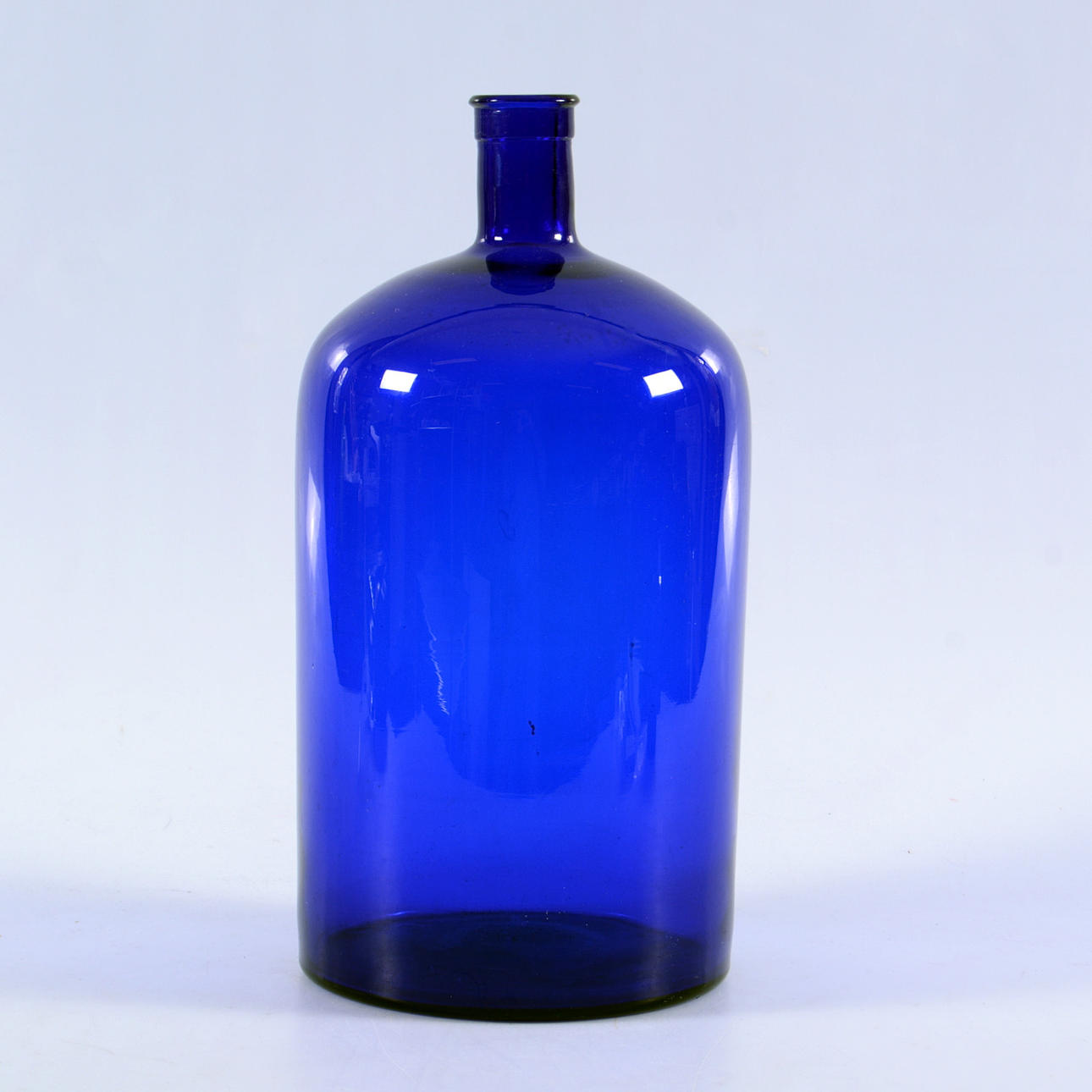 FLASCHE, blaues Glas, 20. Jahrhundert.