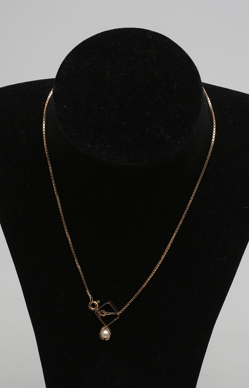 GULDHALSBAND med hänge. Stämplat 750. Totalvikt 5,2 gram.