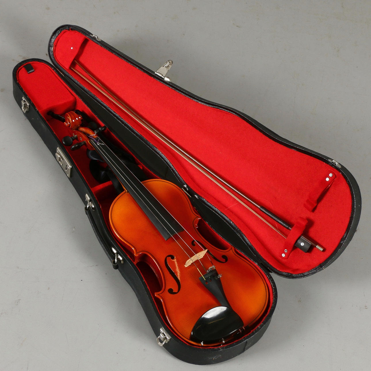 FIOL, med stråke och låda.