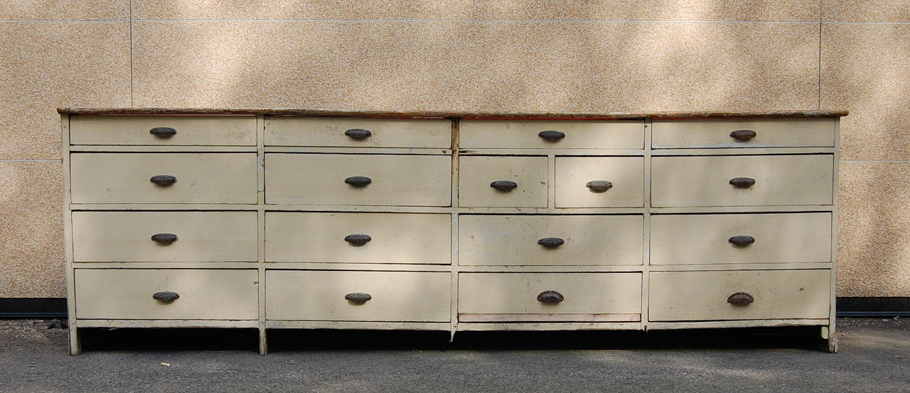 KÖPMANSDISK, med glasskiva, 1900-talets första hälft.