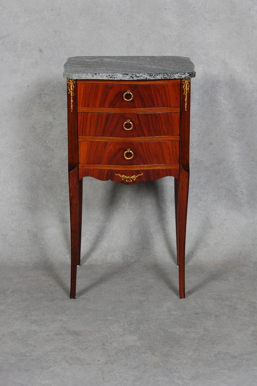 BYRÅ, rokokostil, med skiva av kolmårdsmarmor,1900-tal.