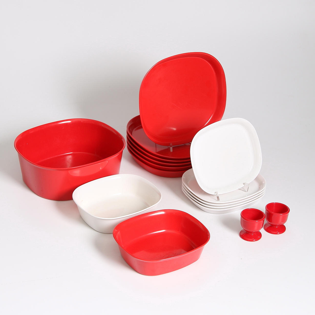 SERVISDELAR, plast, 16 delar. Stig Lindberg, "Bas/Diskant" Gustavsberg. 1970-tal.