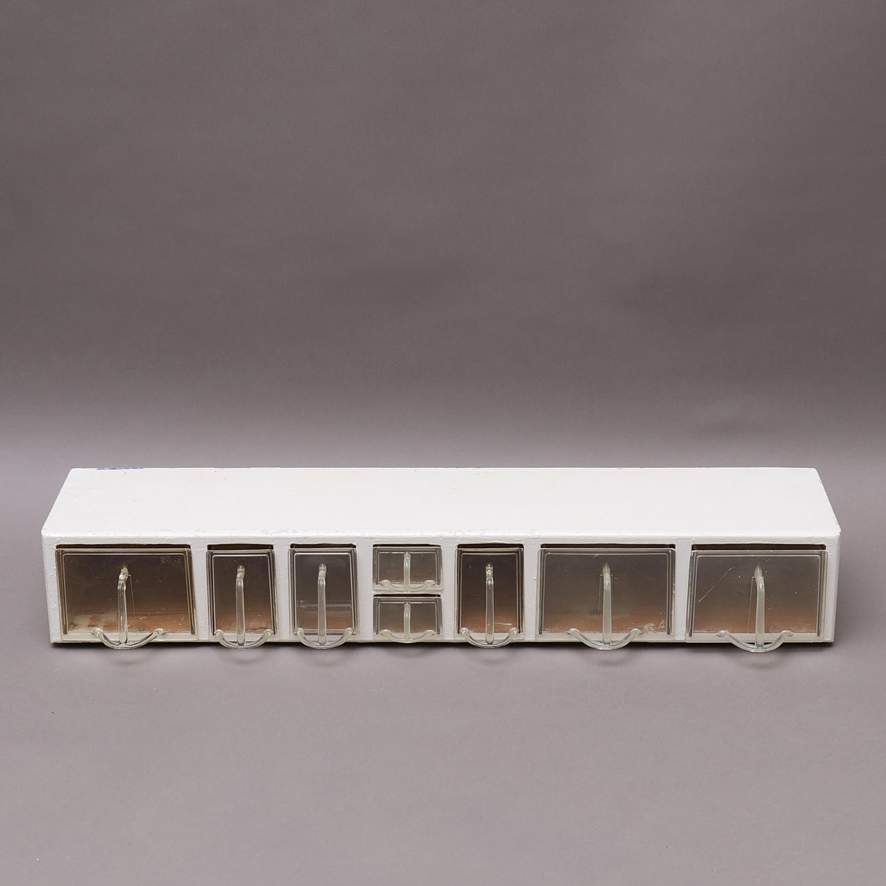 KRYDDHYLLA, trä & plast, Reda, 1900-talets andra hälft.