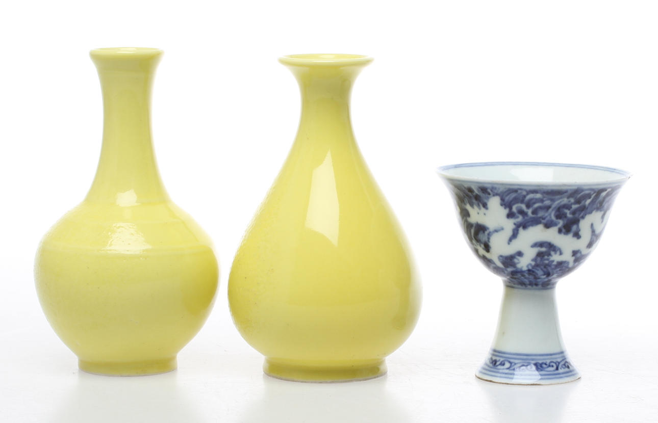 VASER 2 st samt OFFERBÄGARE, porslin, Kina.