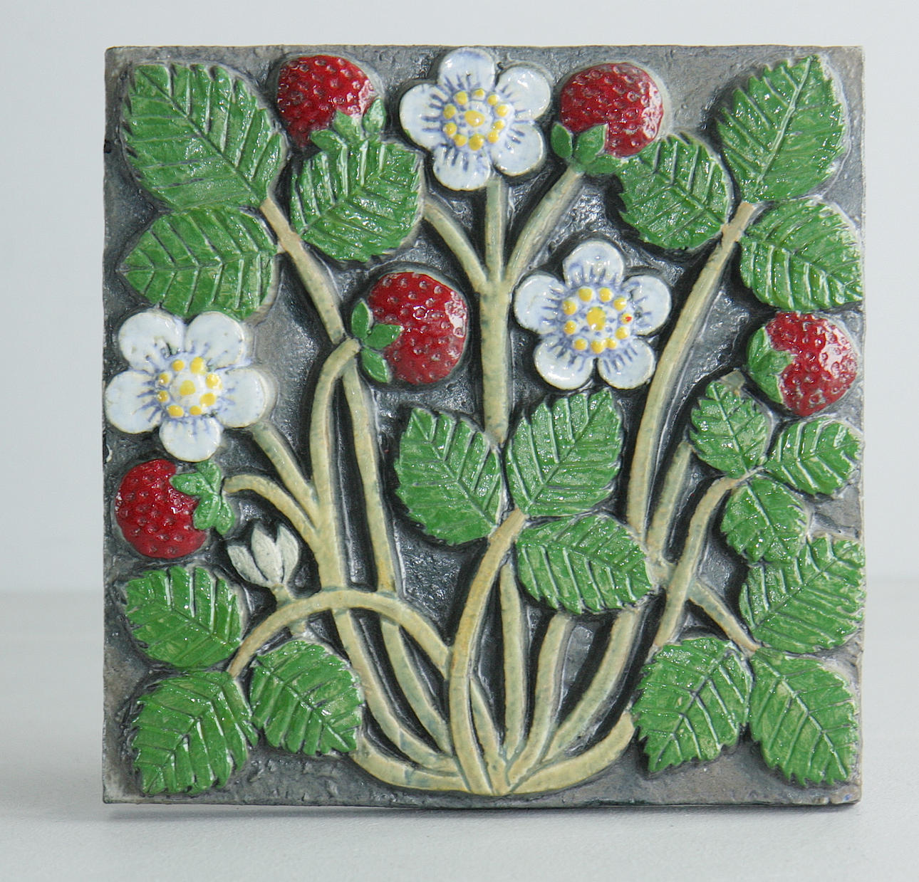 LISA LARSON. Wandrelief, "Erdbeere", Keramik.