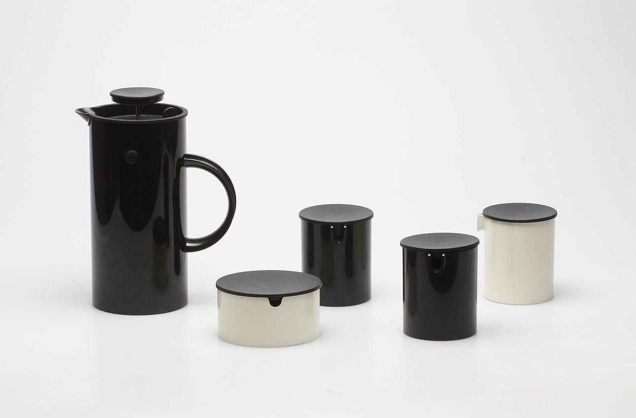 SERVERINGSSET, 5 delar, Erik Magnussen för Stelton, Danmark. Svart/vit plast.