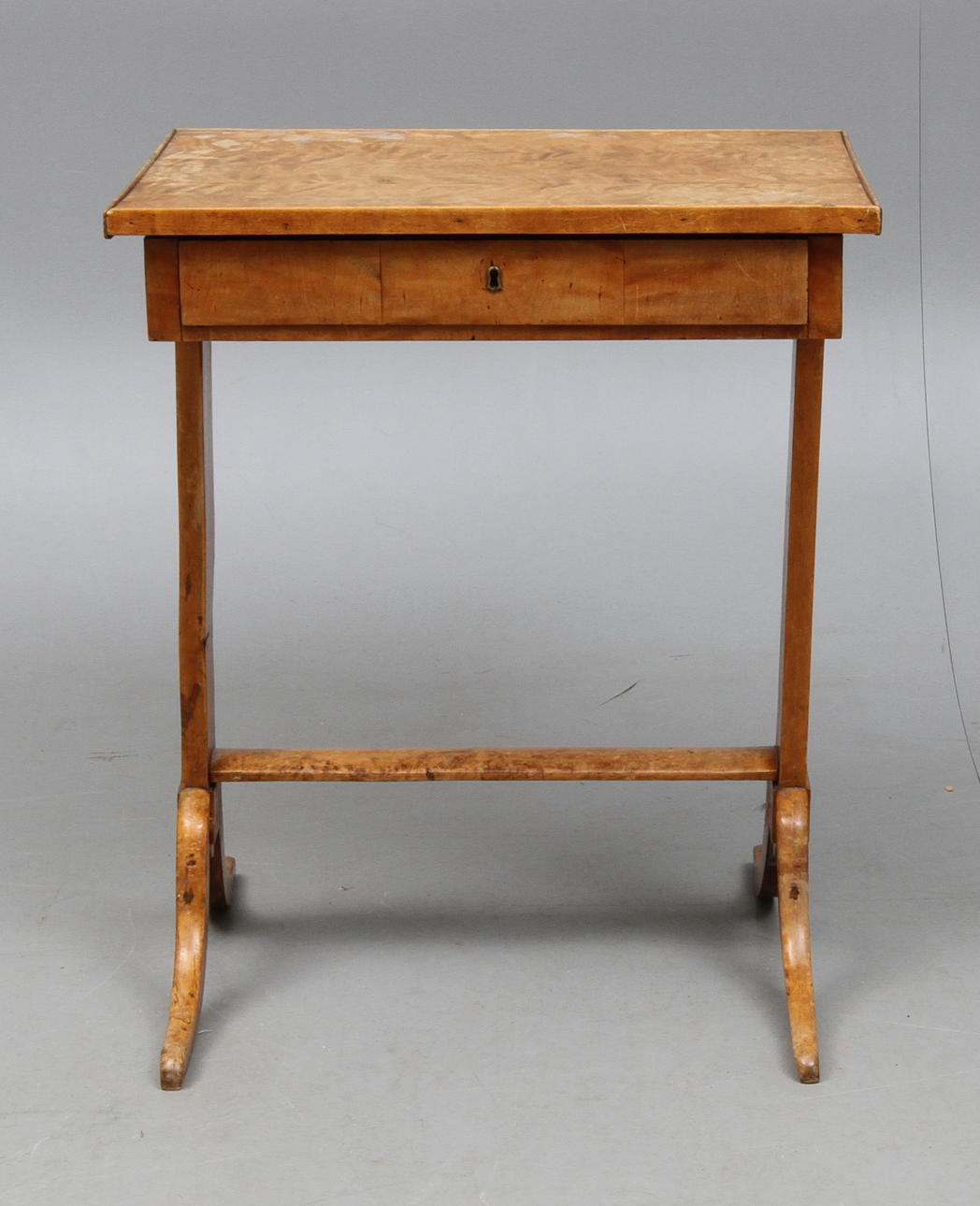 BORD MED LÅDA, omkring sekelskiftet 1900.