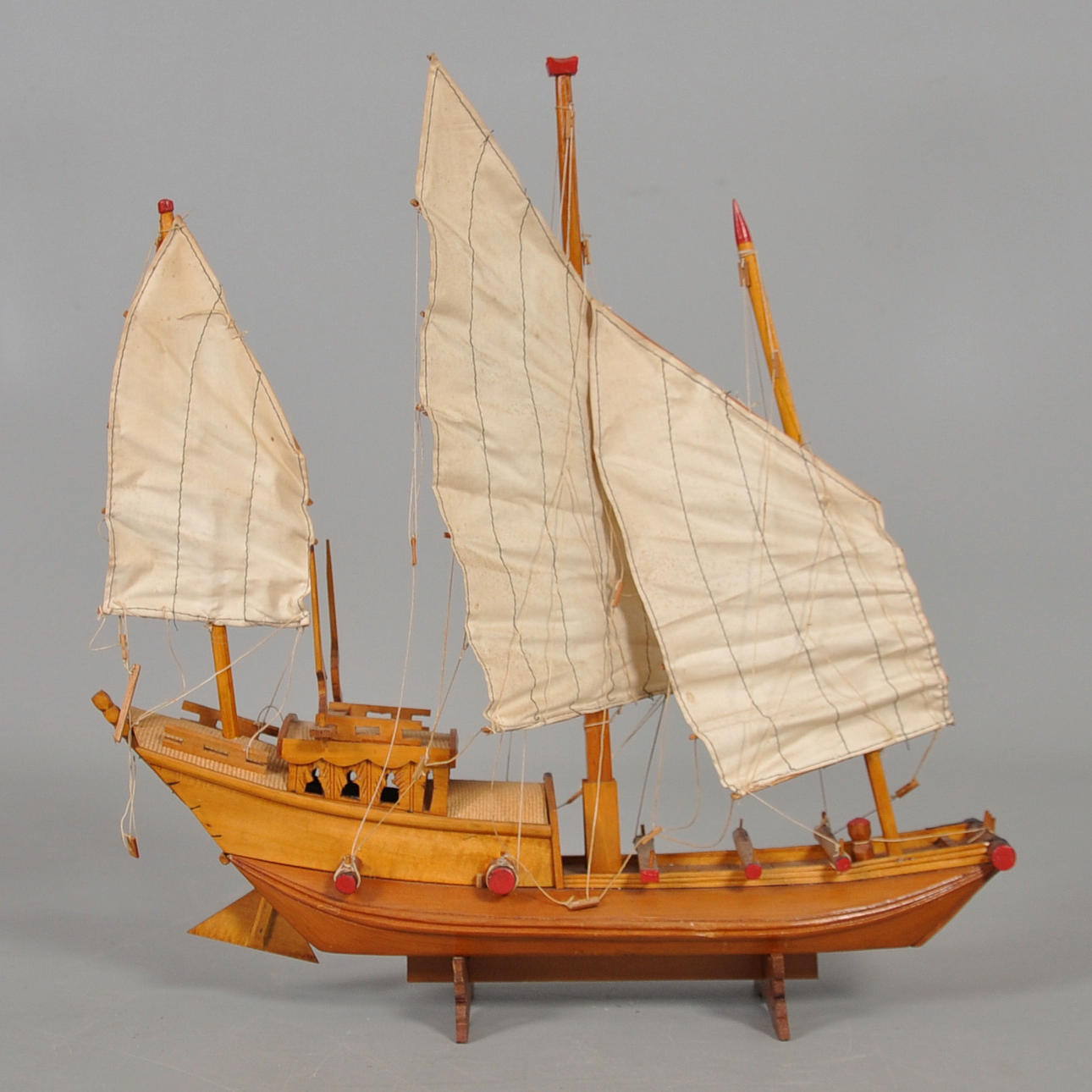 MODEL BÅD. Junk. 1900-tallet.