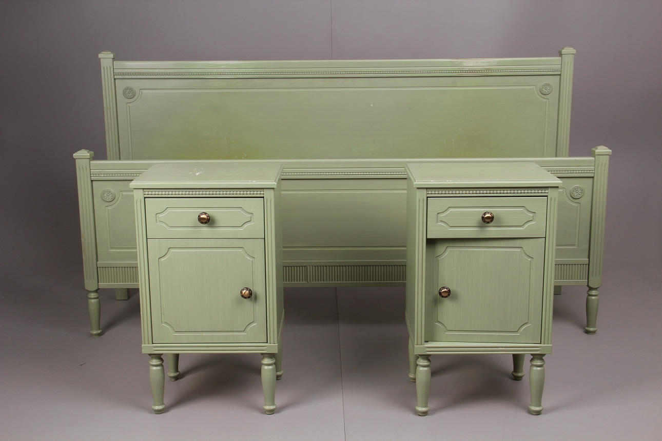 SÄNGGAVEL, samt sängbord, 3 delar, Gustaviansk stil.