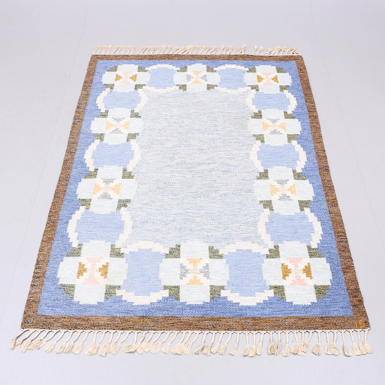INGEGERD SILOW. Rollteppich, signiert IS, 230 x 166 cm. Teppiche & Textilien - Teppiche