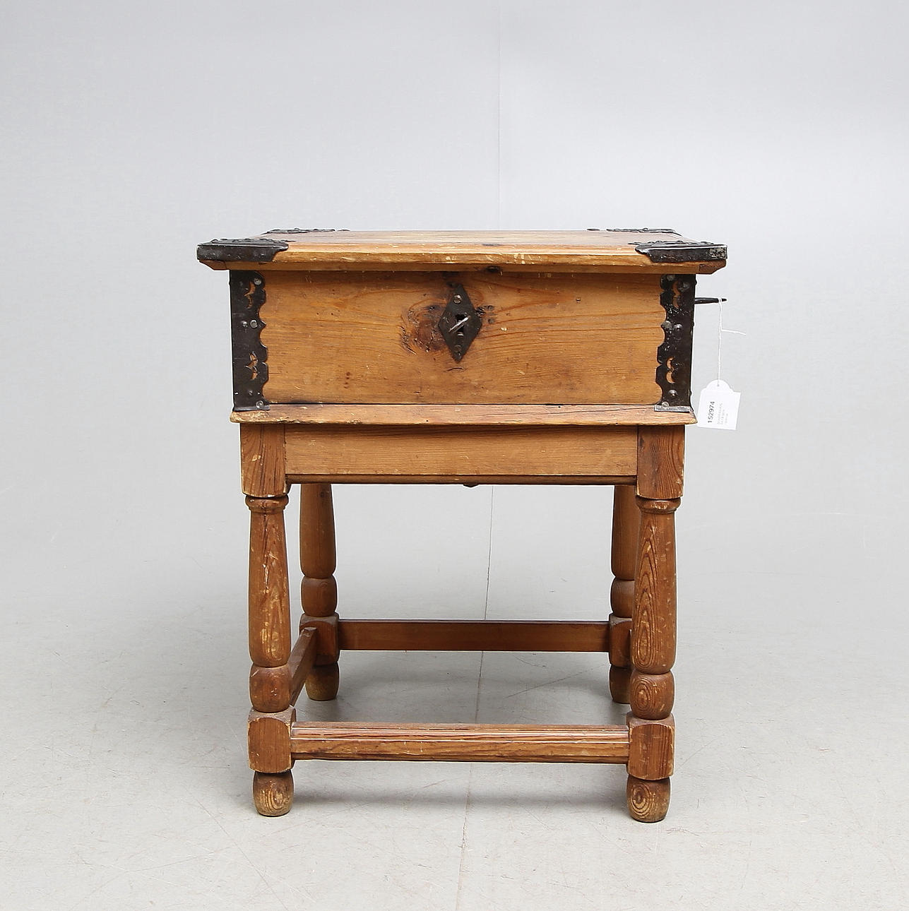 SCHATULL/KISTA PÅ BEN, 1800-tal.