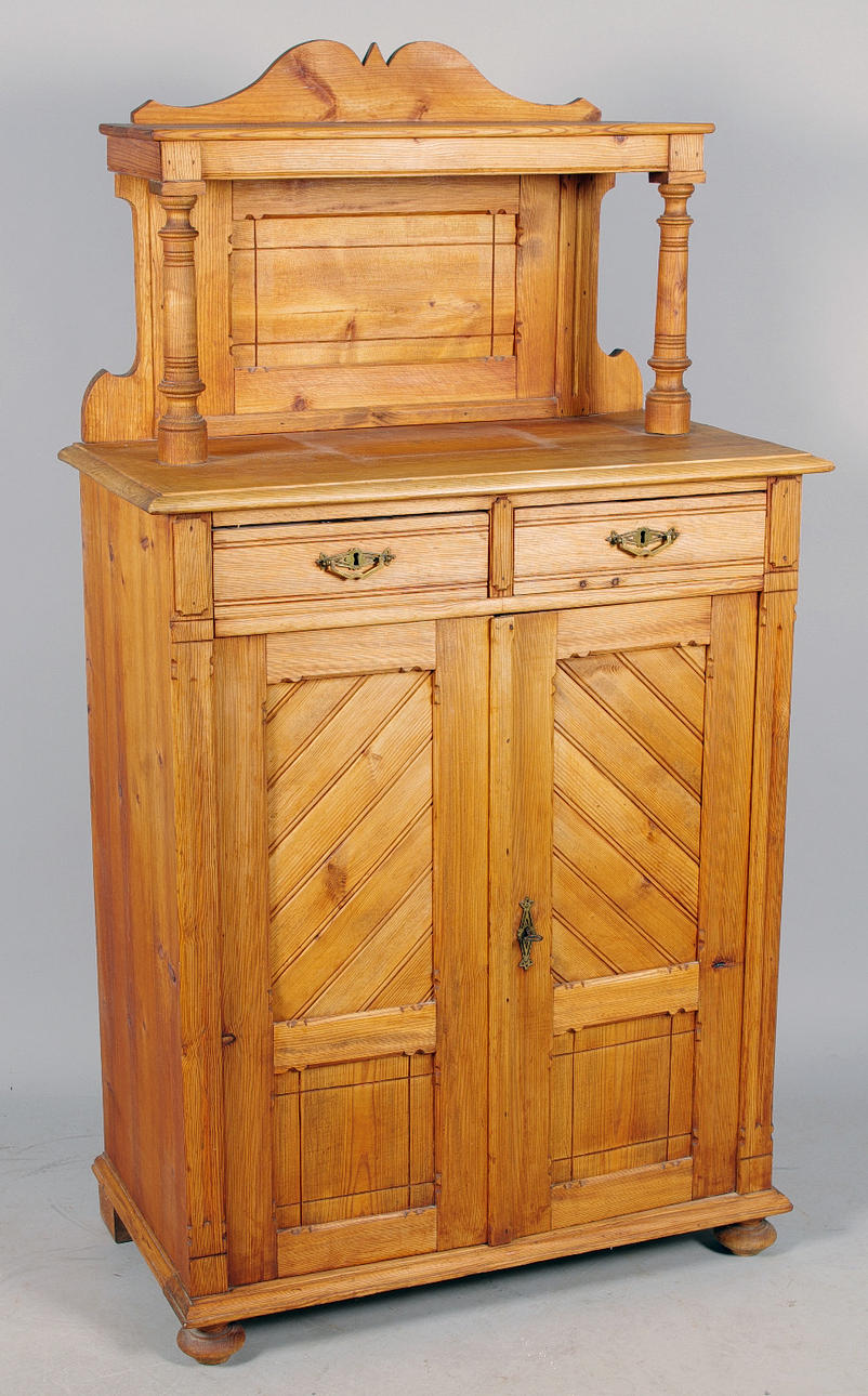 SKÄNK MED HYLLÖVERDEL, fur, sent 1800-tal.