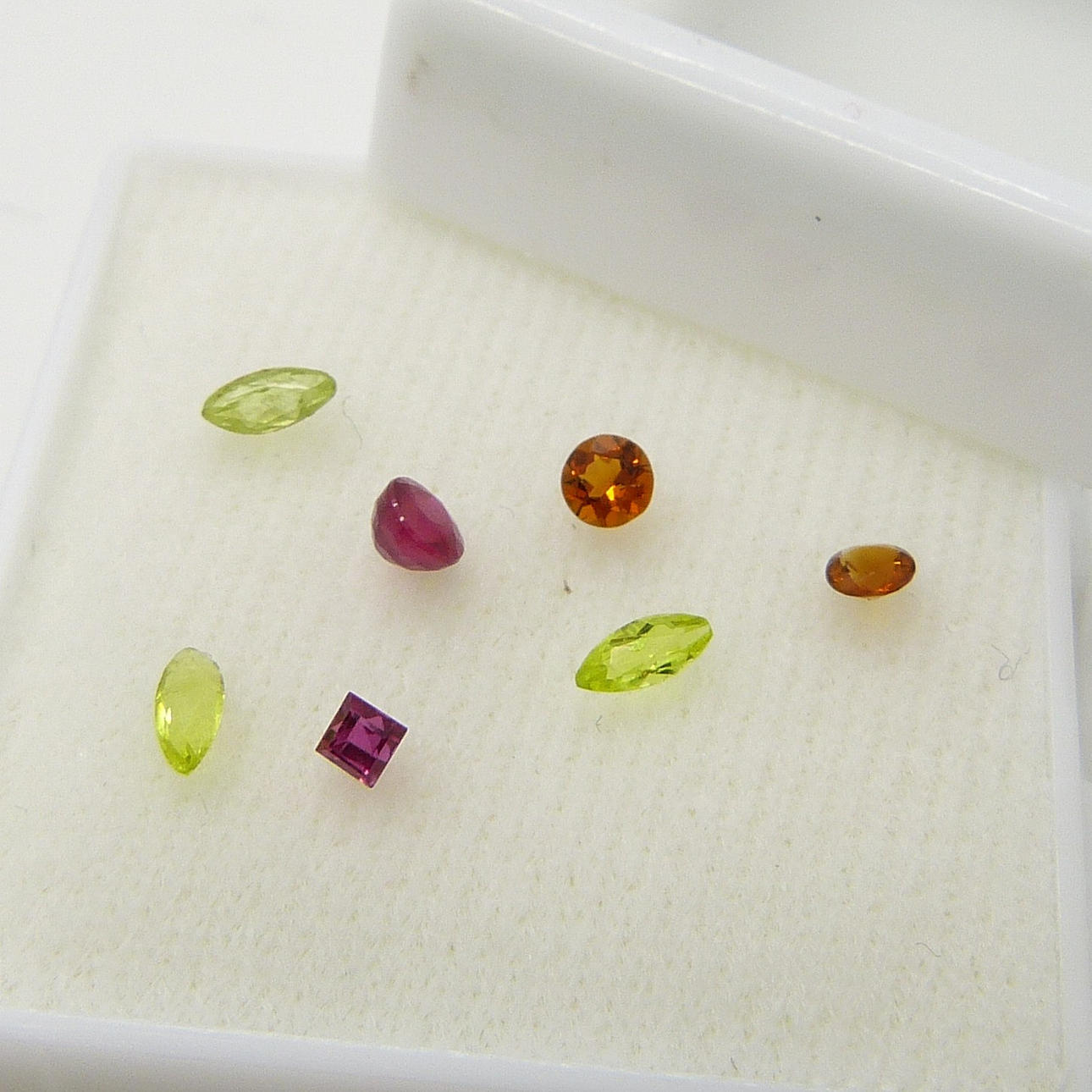 PERIDOTER, RUBINER & TURMALINER.