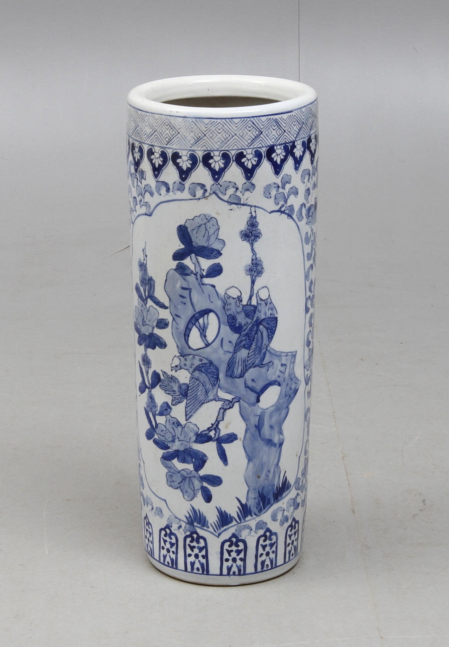 PARAPLYSTÄLL, porslin, Kina, 1900-talets andra hälft.