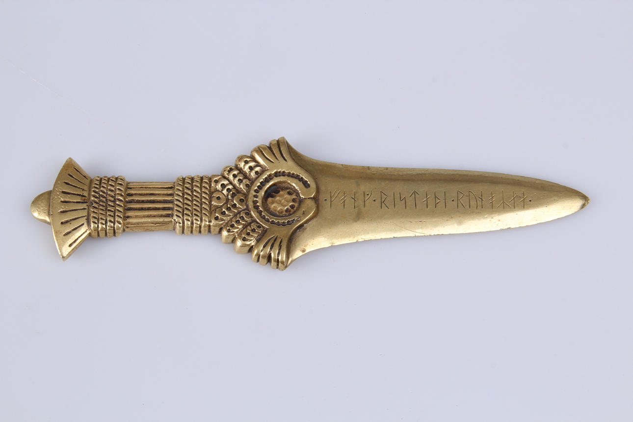 Daga, bronce, con escritura rúnica.