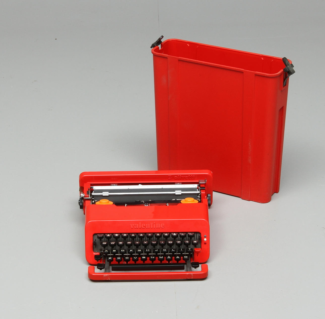SKRIVMASKIN i fodral, "Valentine", Olivetti, 1900-tal.