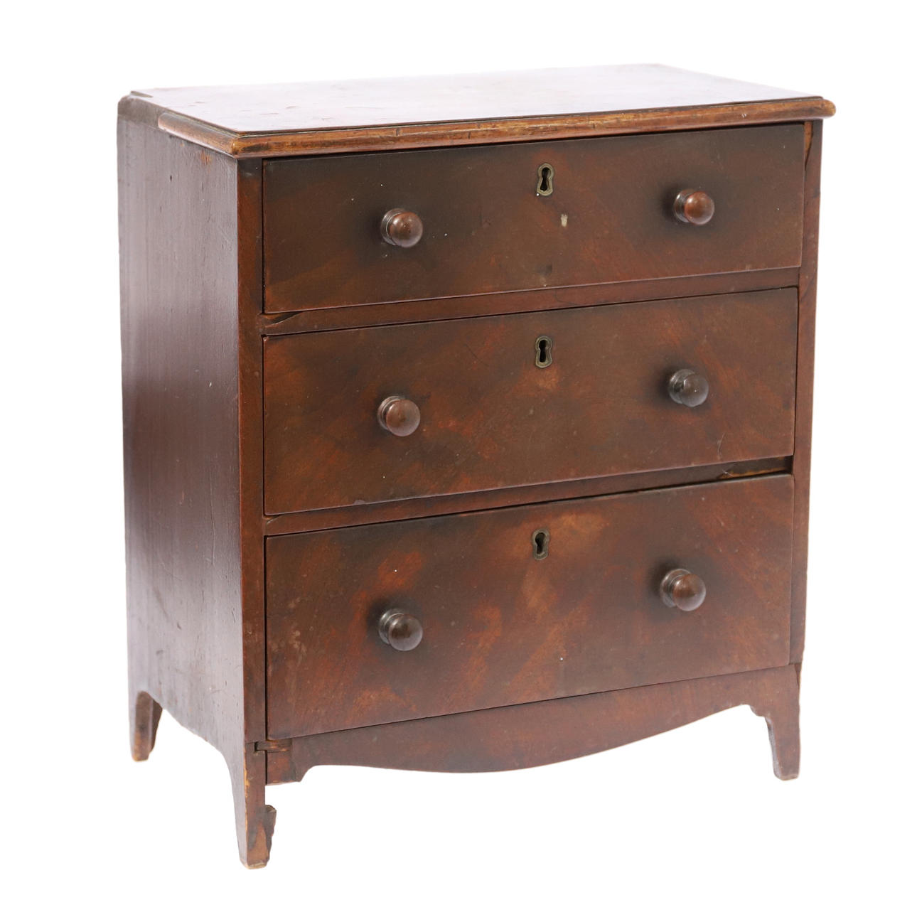 MINIATURE MØBLER, MAHOGNY KOMMODE MED TRE SKUFFER.