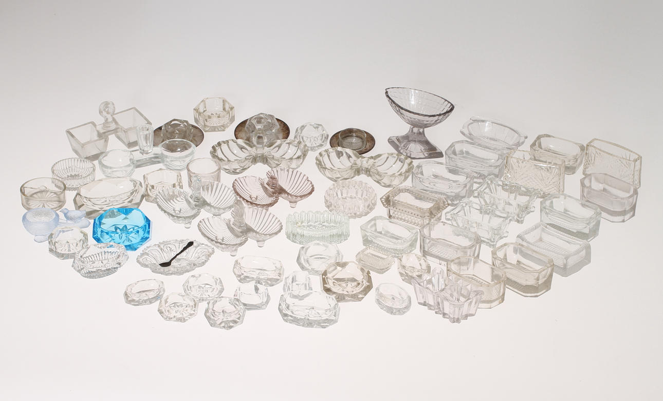 SALTKAR, 55 st, glas, mestadels pressglas, 1800/1900-tal.