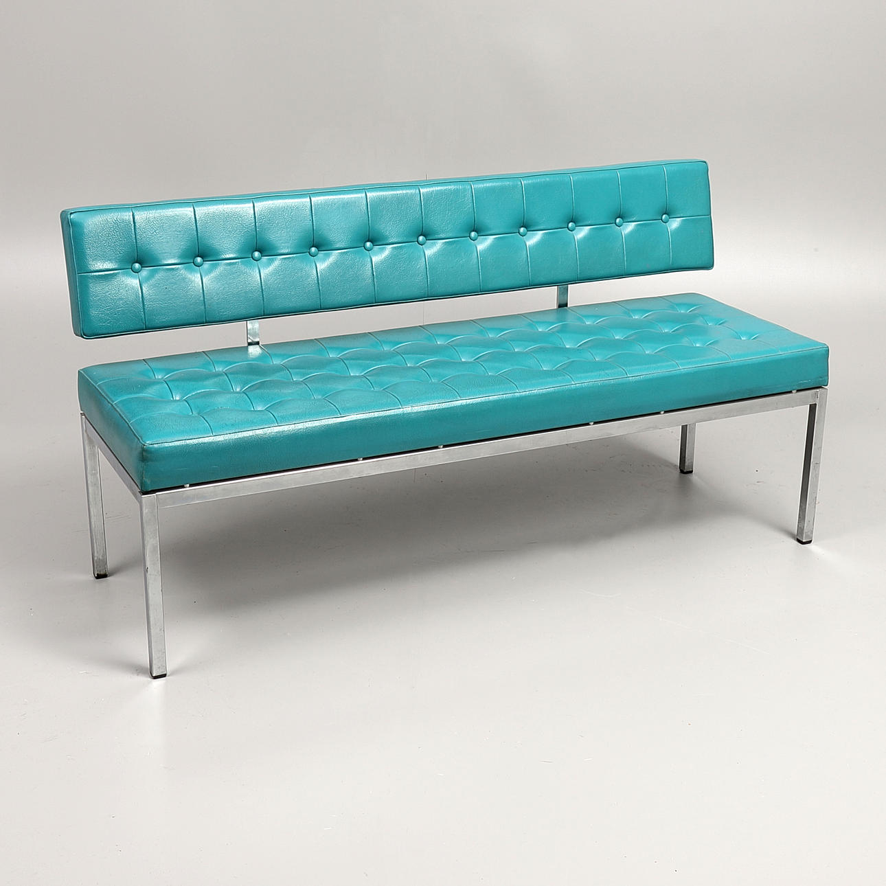 SOFÁ, años 60, galón con patas cromadas.
