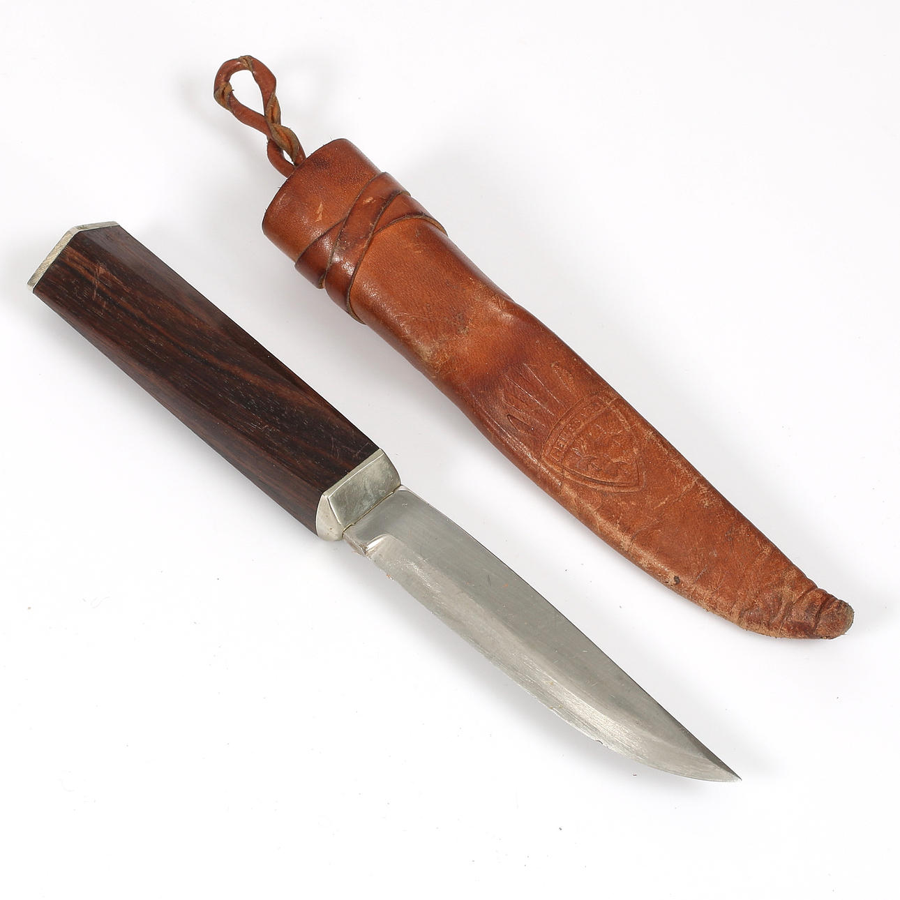 KNIV, valnød, stål, Helle Bard, Norge.