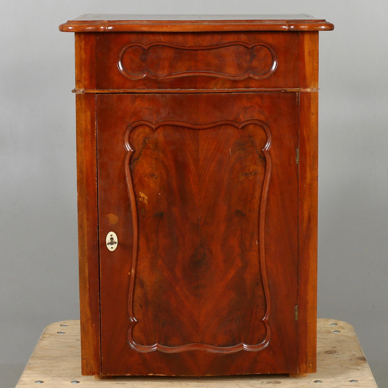 KOMMOD, tidigt 1900-tal.