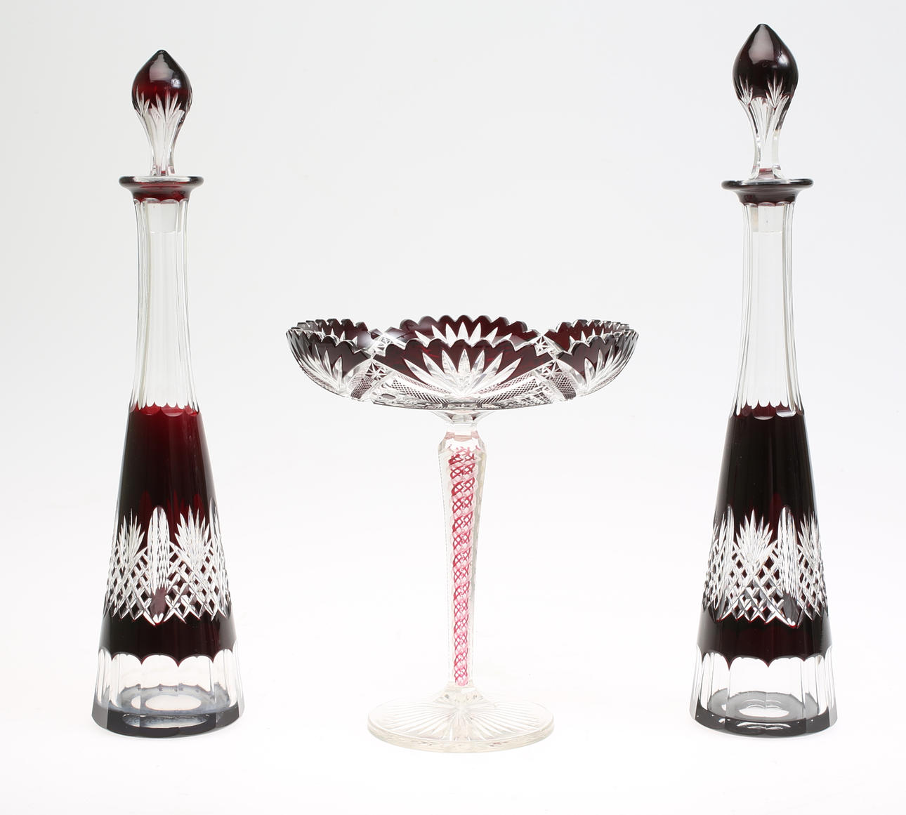 BÖHMISK KRISTALL, 2 karaffer samt skål på fot.