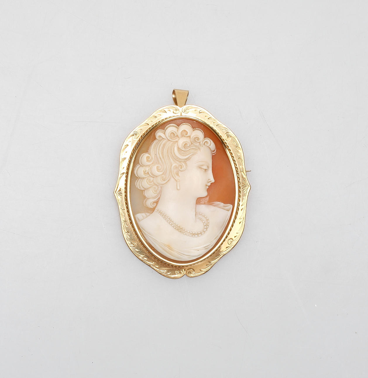 BROSCH/HÄNGE guld 18k med camé, Jonssons Guldsmedsaffär B L Berglund, Linköping 1947, vikt totalt ca 24,3 gram.