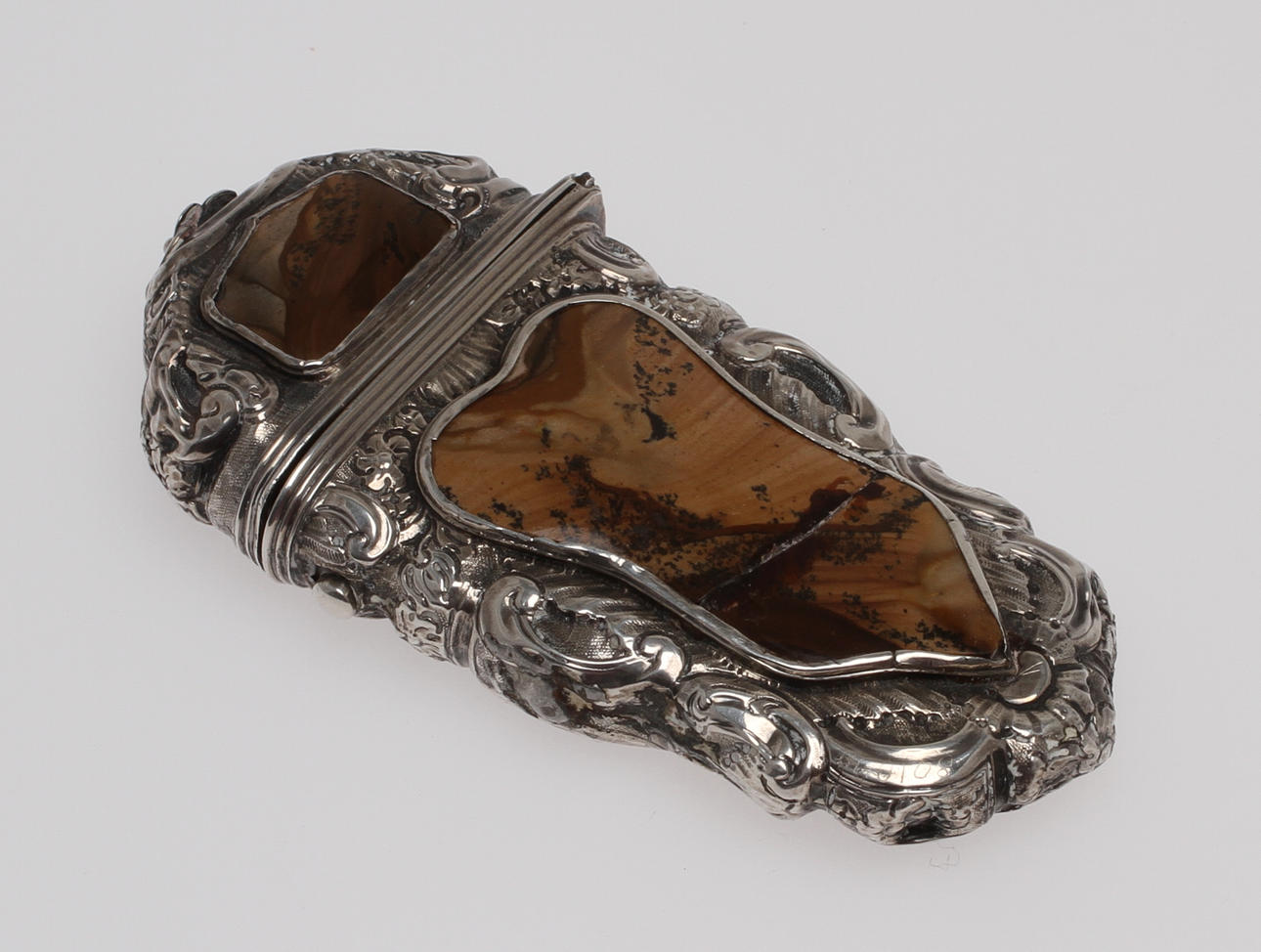 ETUI, silver, mossagat, England, 1750-tal, ostämplat. Total vikt 43 g.