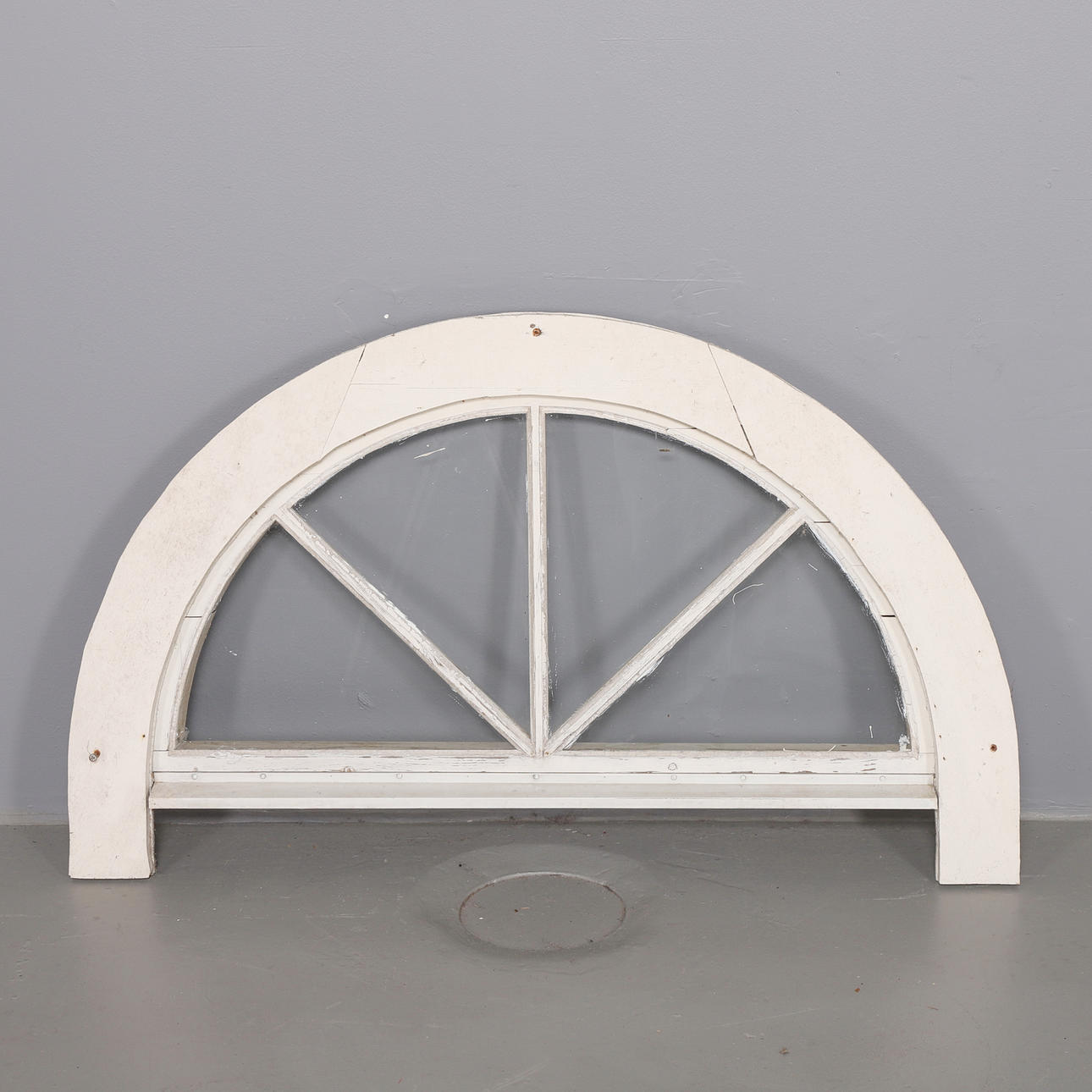 FÖNSTER, halvmåne, trä.