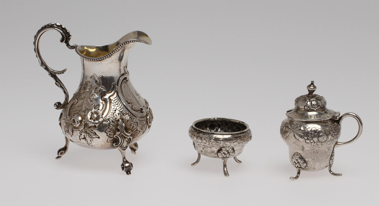 GRÄDDKANNA, silver, London, England 1862 samt SENAPSKANNA och SALTKAR, M. Aase Malmö 1921. Vikt 280 g.