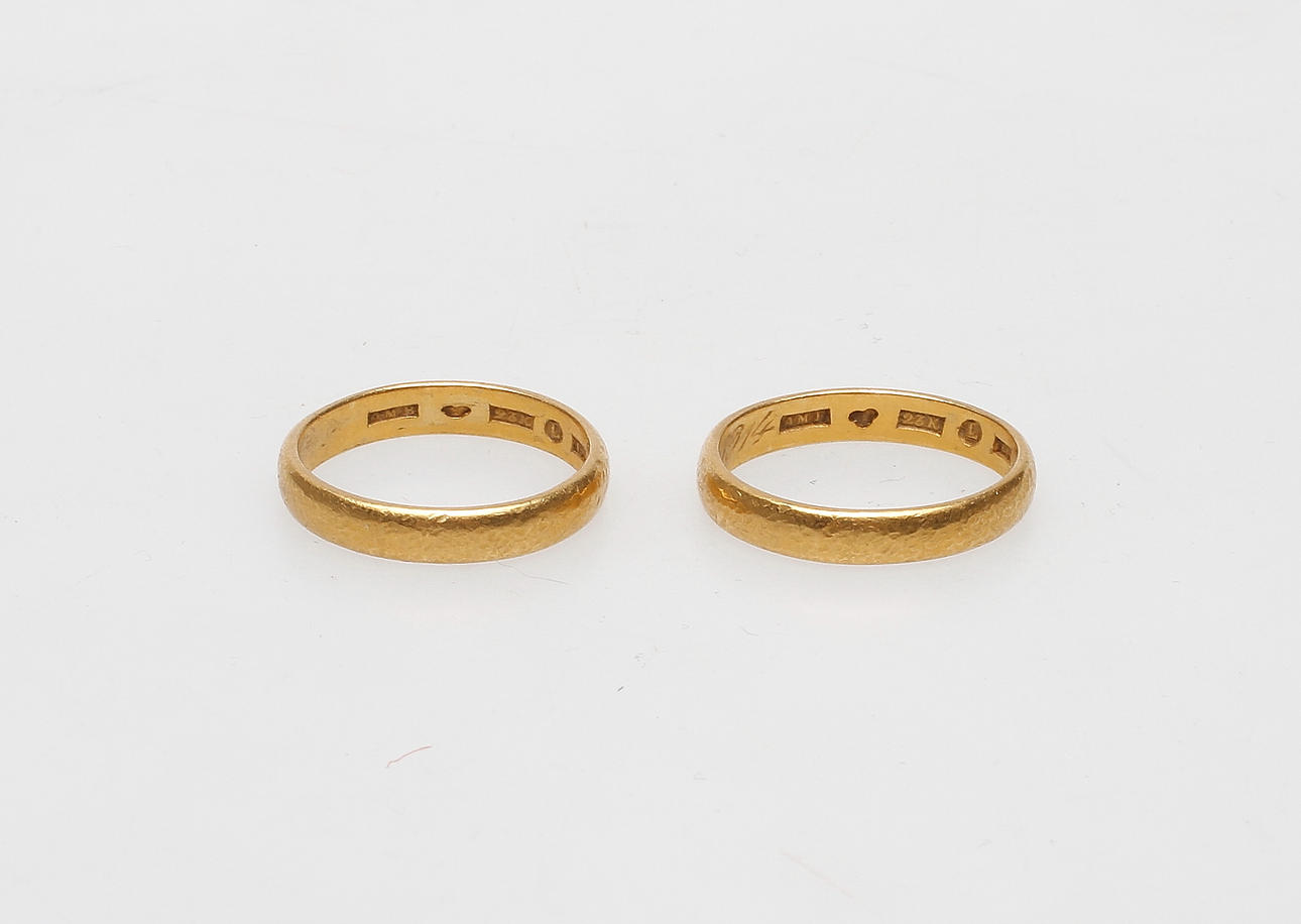 RINGAR, 2 st, guld 23k, vikt ca 11,9 gram.