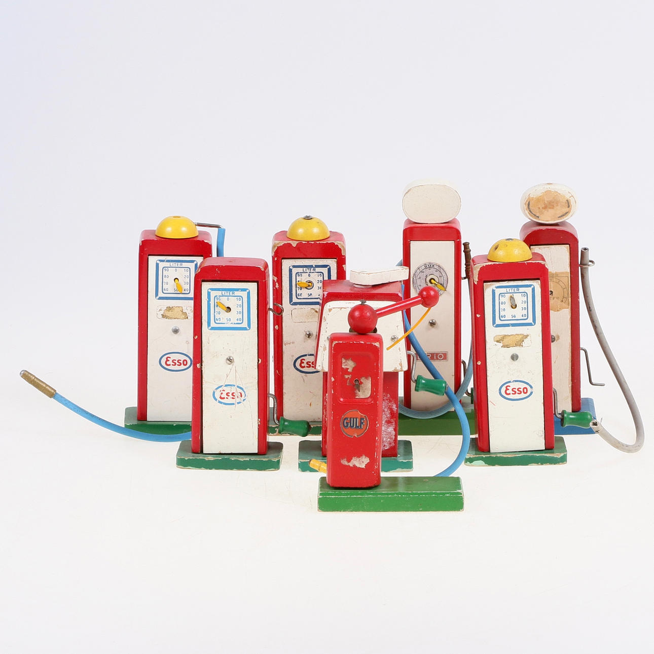 BENSINPUMPAR, 8 st. Trä, Brio, 1900-tal.