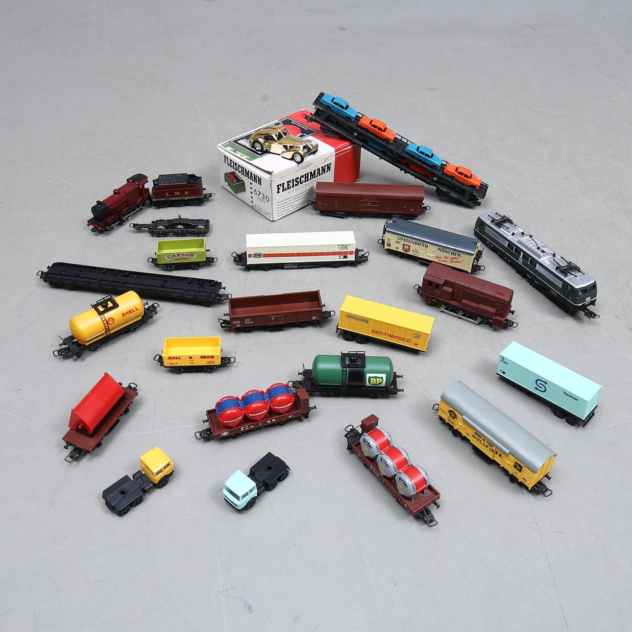 LIMA 3 locomotives, 14 wagons and 2 cars, FLEISCHMANN transformer.