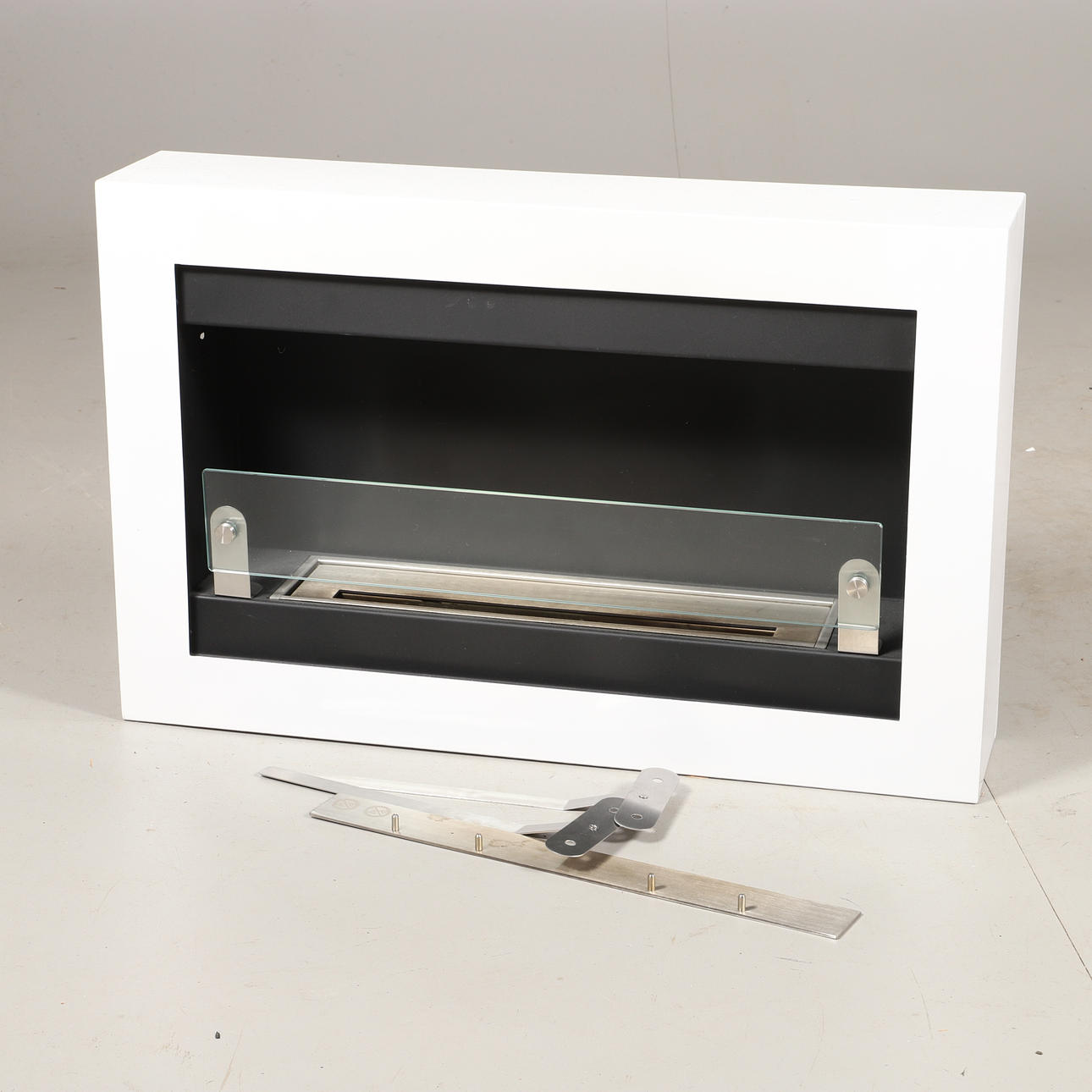 PRYDNADSBRASA, vägghängd, målad metall.